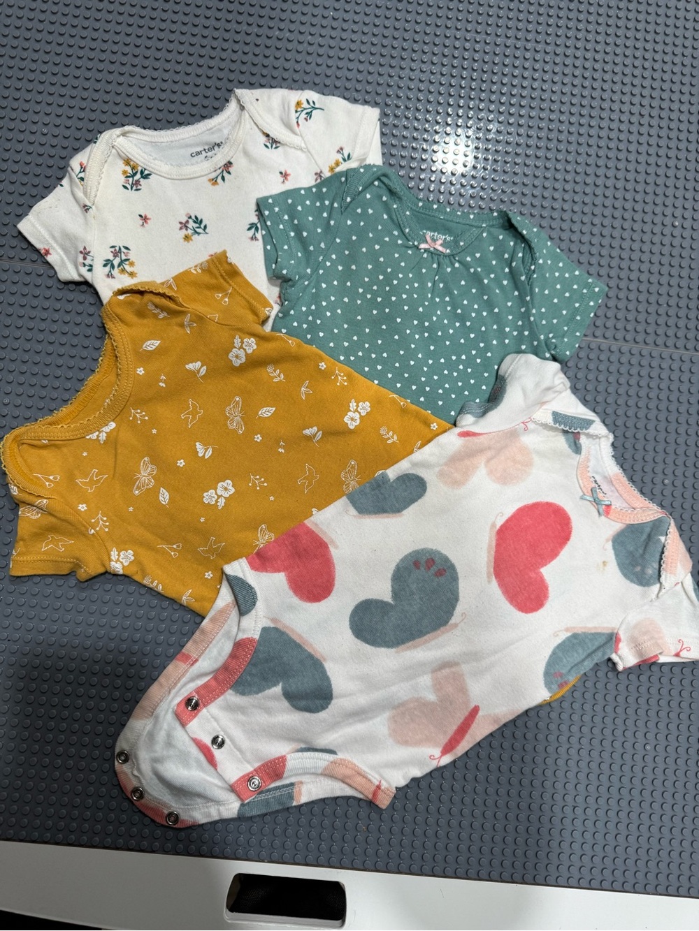 Carter’s 4pack short sleeve bodysuits size 6month